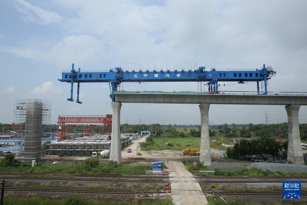 這是10月11日拍攝的位于泰國(guó)大城府的中泰高鐵項(xiàng)目4-3標(biāo)段施工現(xiàn)場(chǎng)。新華社記者 孫瑋彤 攝