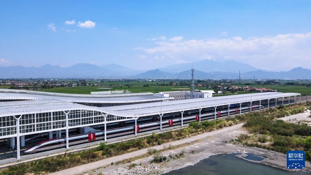 9月13日，在印度尼西亞萬(wàn)隆德卡魯爾站，雅萬(wàn)高鐵高速動(dòng)車(chē)組列車(chē)?？吭谡九_(tái)上（無(wú)人機(jī)照片）。新華社記者 徐欽 攝