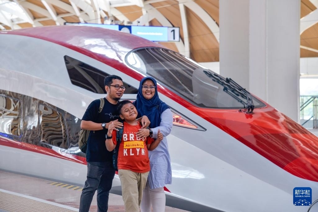 4月17日，在印度尼西亞雅加達(dá)哈利姆站站臺(tái)，乘客和雅萬(wàn)高鐵高速動(dòng)車(chē)組列車(chē)合影。新華社記者 徐欽 攝