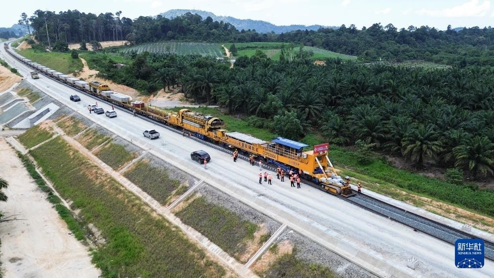 這是5月6日在馬來(lái)西亞彭亨州航拍的馬東鐵項(xiàng)目的鋪軌現(xiàn)場(chǎng)。新華社記者 程一恒 攝