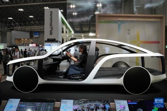 這是10月17日在日本千葉縣舉行的日本高新技術(shù)博覽會上拍攝的，索尼公司展示的概念車模型。新華社記者 錢錚 攝