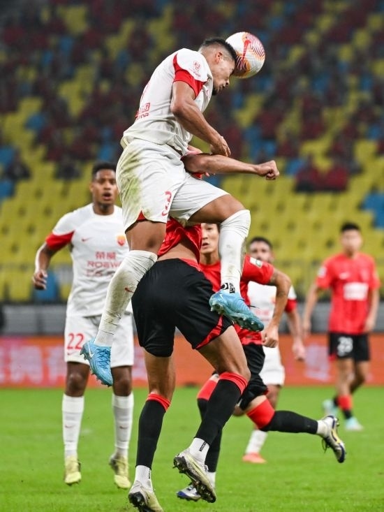 10月18日，上海海港隊(duì)球員蔣光太（上）在比賽中和成都蓉城隊(duì)球員費(fèi)利佩（下）爭(zhēng)頂。新華社記者 王曦 攝