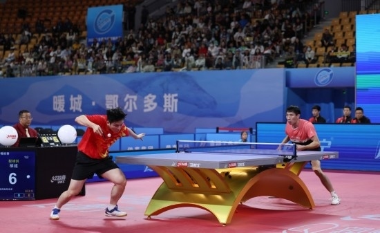 10月18日，上海隊選手樊振東（左）在單打比賽中發(fā)球。他3:2戰(zhàn)勝福建隊選手程靖淇。新華社記者 王楷焱 攝