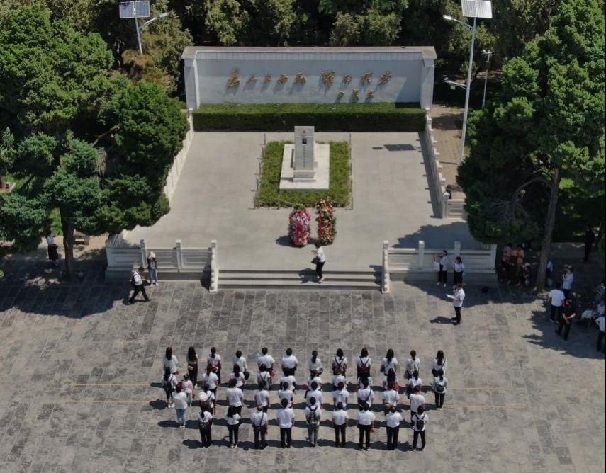 2021年6月24日，參觀者在位于河南省蘭考縣的焦裕祿紀(jì)念園瞻仰焦裕祿烈士墓（無(wú)人機(jī)照片）。新華社記者 李安 攝