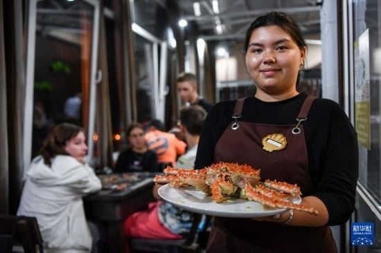 9月2日，俄羅斯符拉迪沃斯托克一家餐館的服務(wù)員在展示帝王蟹。新華社記者 曹陽 攝