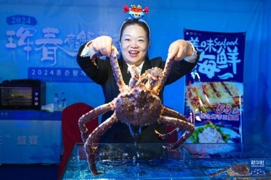 9月19日，在吉林省琿春市，商家在展示售賣的帝王蟹。新華社記者 許暢 攝