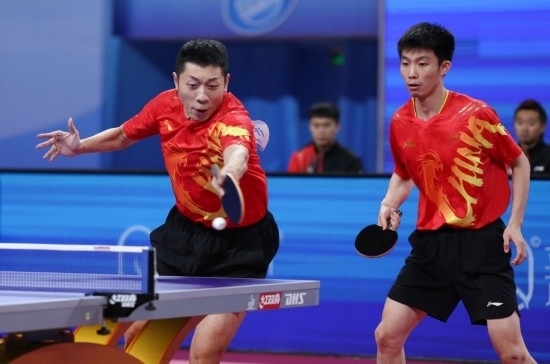 10月18日，上海隊組合許昕（左）/周愷在雙打比賽中。他們3:0戰(zhàn)勝福建隊組合曾蓓勛/陳俊菘。新華社記者 王楷焱 攝