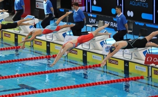 10月18日，中國選手張雨霏（右二）在女子50米自由泳預(yù)賽中出發(fā)。新華社記者 方喆 攝