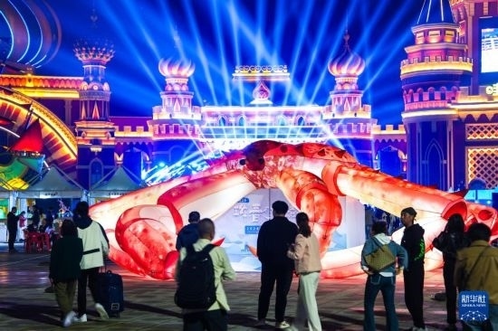 9月19日，游客在吉林省琿春市的2024琿春帝王蟹美食嘉年華現(xiàn)場(chǎng)游玩。新華社記者 許暢 攝