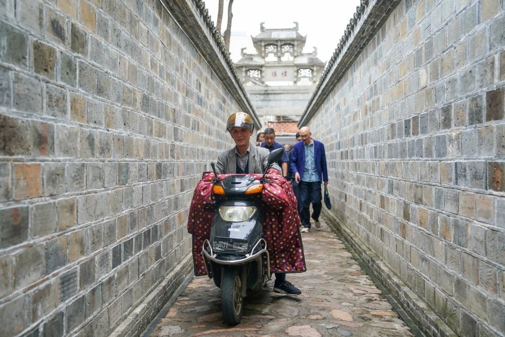 ↑市民在安徽省安慶市桐城市六尺巷通行。