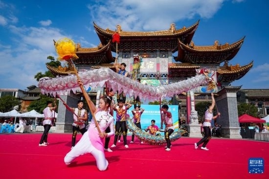 10月19日，四川師范大學(xué)舞龍隊(duì)在傳統(tǒng)舞龍項(xiàng)目中比賽，最終他們獲得該項(xiàng)目銀獎(jiǎng)。