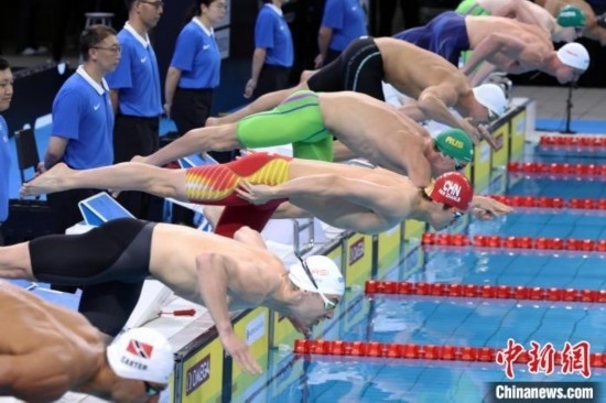 10月19日晚，2024年世界泳聯(lián)游泳世界杯上海站結(jié)束第二個(gè)比賽日的爭(zhēng)奪。圖為中國(guó)選手潘展樂(lè)(左三)在男子100米自由泳決賽中。 中新社記者 湯彥俊 攝