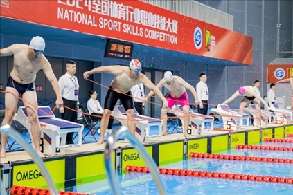 參賽選手在游泳救生項目比賽中。賽事主辦方供圖