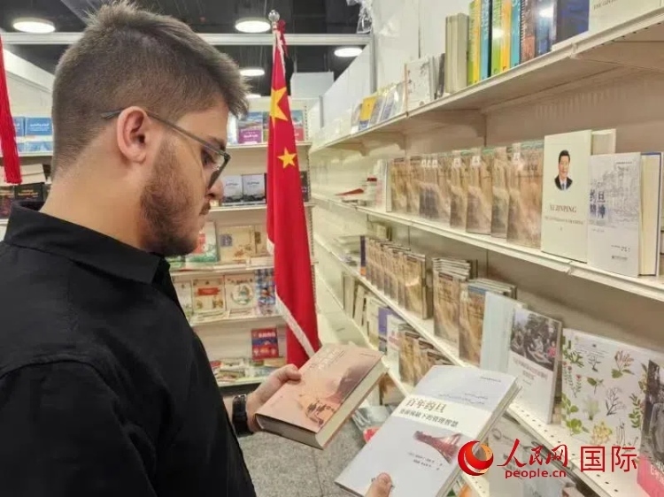 第二十三屆約旦安曼國(guó)際書(shū)展于10月10日至19日在約旦展覽中心舉行，約旦政府和民間各界人士在中國(guó)展臺(tái)翻閱圖書(shū)，熱烈交流互動(dòng)，感受中華文化之美。人民網(wǎng)記者 李瀟攝