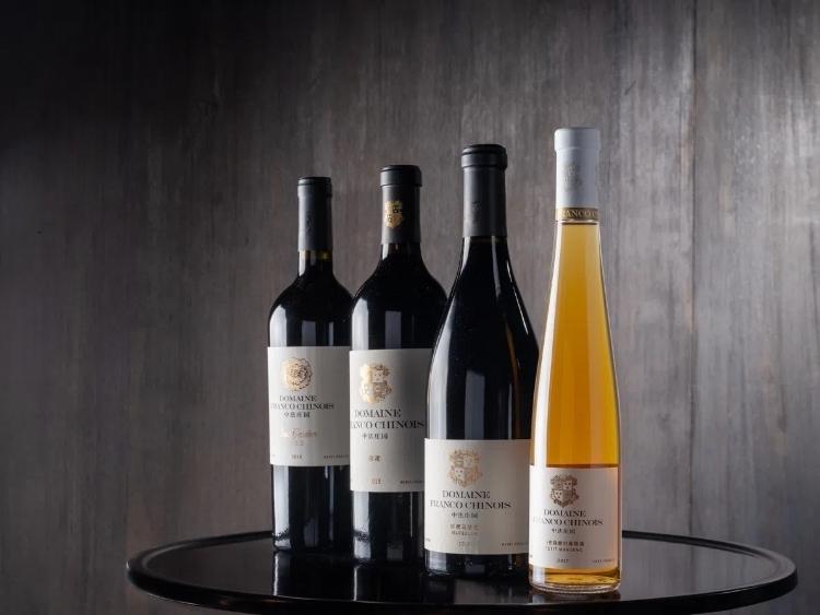 活動(dòng)現(xiàn)場(chǎng)推介了懷來(lái)中法莊園珍藏馬瑟蘭干紅、小芒森甜白等優(yōu)質(zhì)葡萄酒。主辦方供圖