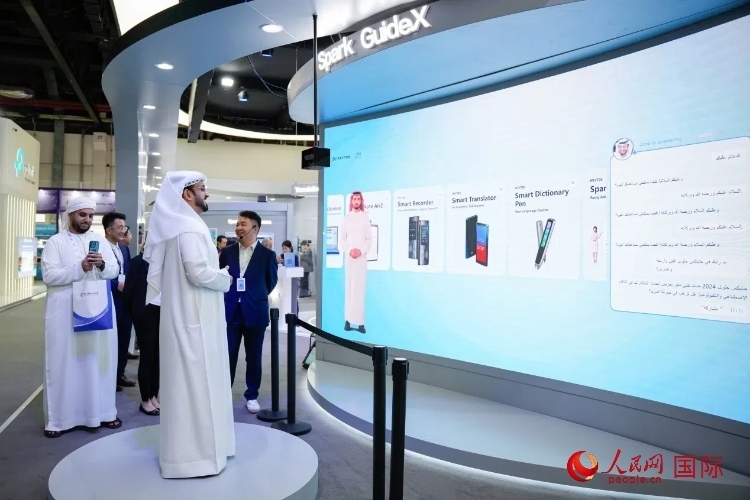 觀眾在科大訊飛展臺與虛擬人對話。人民網 塔里克·易卜拉欣攝