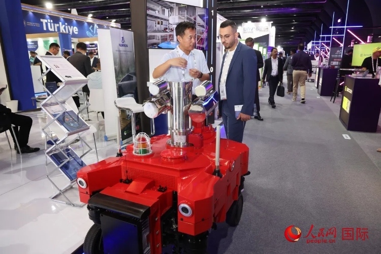 觀眾了解北京眸視科技有限公司研發(fā)的巡檢機器人。人民網記者 任皓宇攝