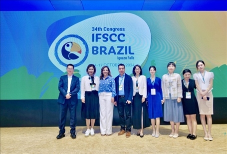 百雀羚集團(tuán)高層與研發(fā)團(tuán)隊(duì)。受訪方供圖