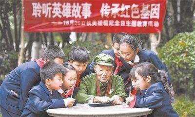 圖為89歲的抗美援朝老兵楊克美在向孩子們講述英雄故事。徐偉攝