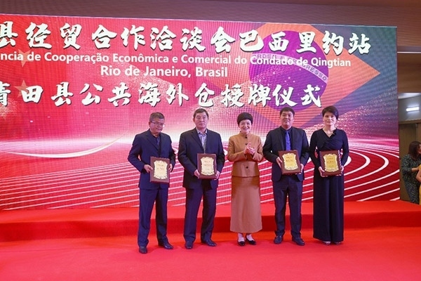 青田縣委書記林霞為公共海外倉授牌。人民網(wǎng)記者 陳海琪攝