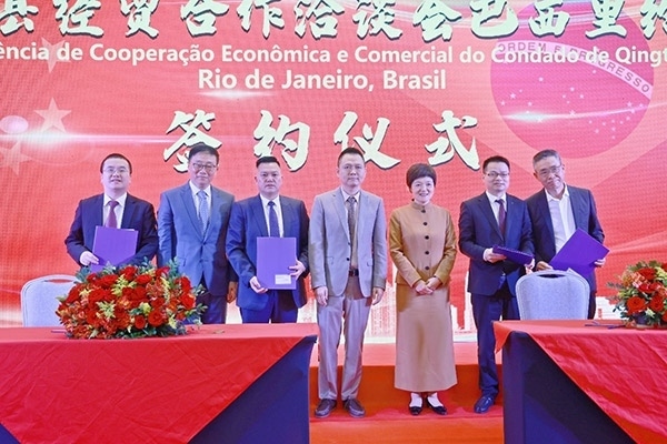 企業(yè)家在活動現(xiàn)場參與項目簽約儀式。人民網(wǎng)記者 陳海琪攝