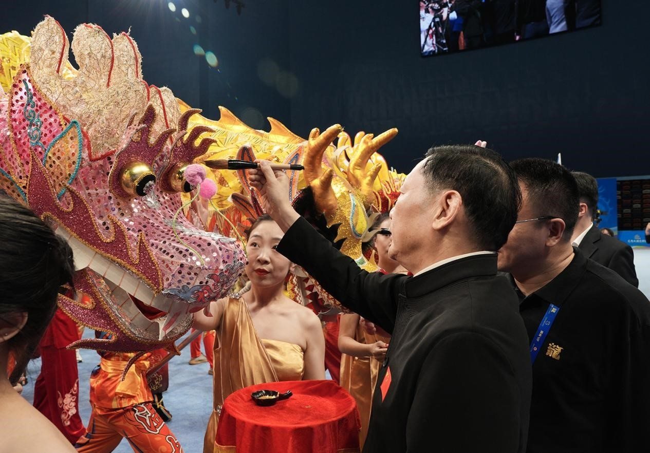出席開賽儀式的領(lǐng)導(dǎo)及嘉賓共同為參賽龍獅隊點睛。（受訪者供圖）