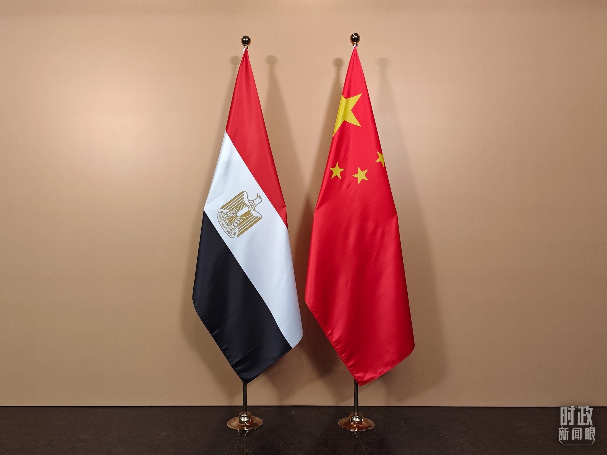 △ 會見廳外的中國埃及兩國國旗。（總臺央視記者彭漢明拍攝）