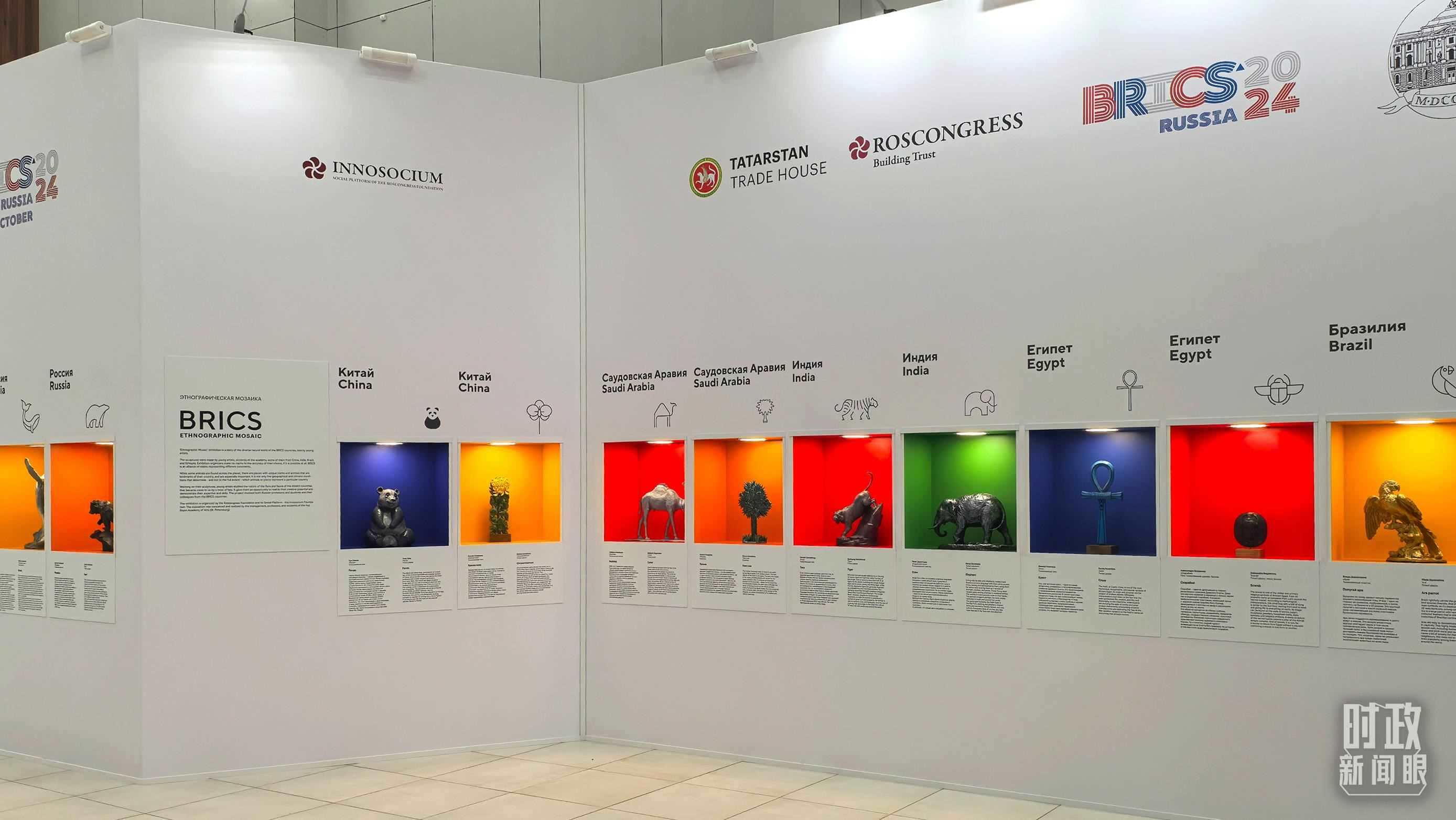 △ 喀山會展中心內(nèi)展示的金磚國家工藝品。（總臺央廣記者潘毅拍攝）