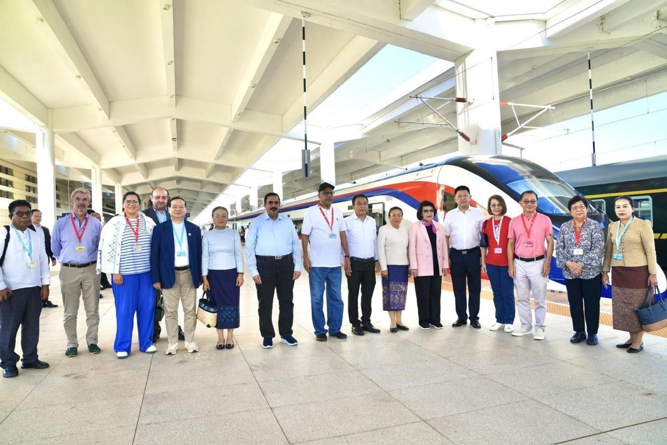 東盟議會(huì)聯(lián)盟大會(huì)代表團(tuán)與中老鐵路“瀾滄號(hào)”動(dòng)車(chē)合影留念。老中鐵路有限公司供圖