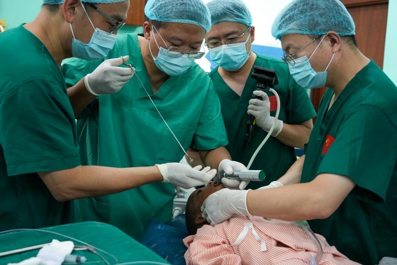 引起患兒窒息的異物被成功取出。中國援桑醫(yī)療隊供圖