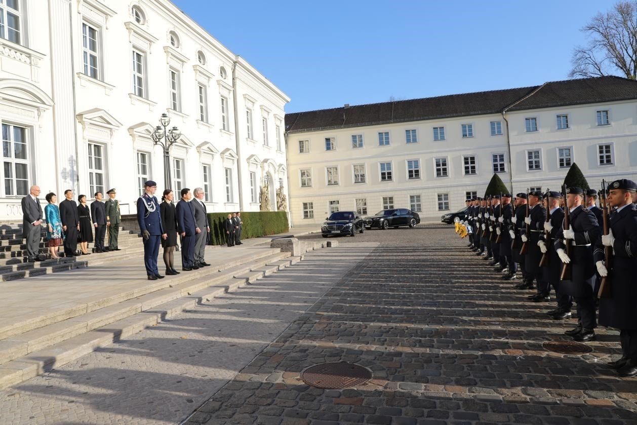 新任中國(guó)駐德國(guó)大使鄧洪波向德國(guó)總統(tǒng)施泰因邁爾遞交國(guó)書(shū)。中國(guó)駐德國(guó)大使館供圖