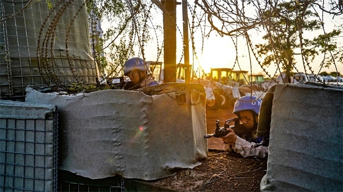 瞭望偵察一線情況。張洪奧攝