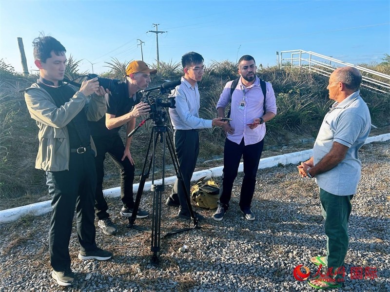 聯(lián)合采訪團正在采訪因苦咸水淡化項目受益的當?shù)孛癖?。人民網(wǎng)記者 陳一鳴攝