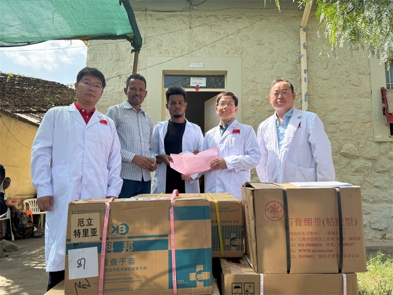 中國醫(yī)療隊(duì)向科倫醫(yī)院捐贈藥品和醫(yī)療物資。中國第17批援厄立特里亞醫(yī)療隊(duì)供圖