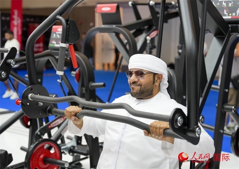 一名觀眾在體驗(yàn)健身器材。人民網(wǎng)中東中心分社塔里克·易卜拉欣攝
