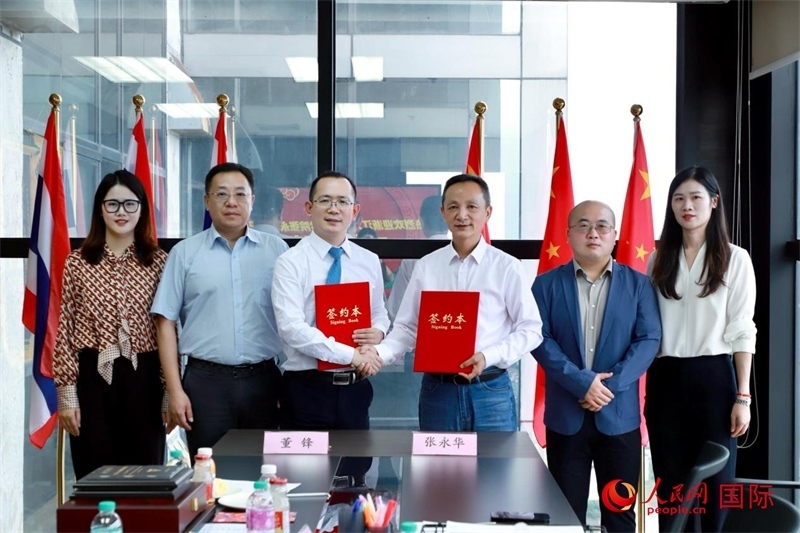 會(huì)談現(xiàn)場(chǎng)。左三為泰中僑商聯(lián)合會(huì)副主席董峰；右三為浙江大學(xué)光華法學(xué)院黨委書記張永華。人民網(wǎng)記者 簡(jiǎn)承淵攝