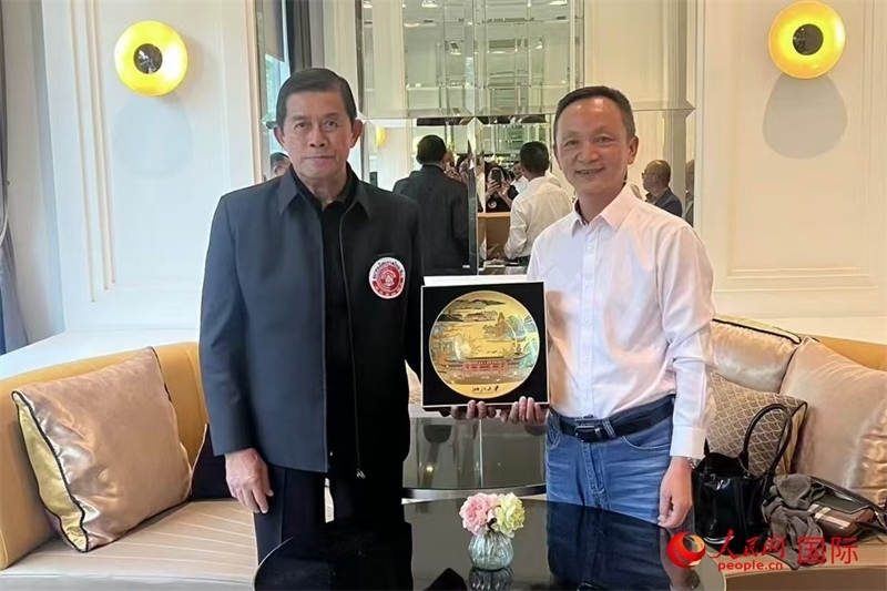 泰中友好協(xié)會(huì)會(huì)長(zhǎng)、泰國前副總理功·塔帕朗西（左一）會(huì)見浙大團(tuán)組一行。人民網(wǎng)記者 簡(jiǎn)承淵攝