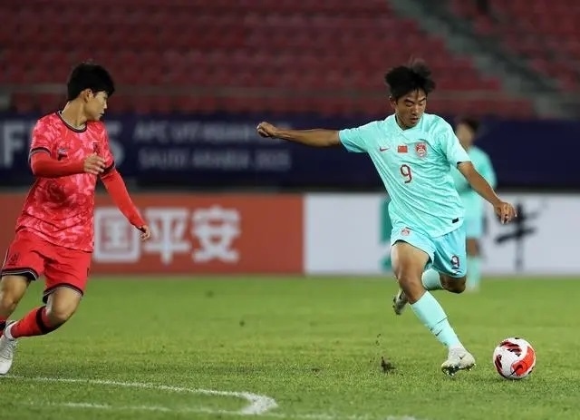 國(guó)少隊(duì)球員魏祥鑫(右)比賽中傳球。新華社記者 李鋼攝