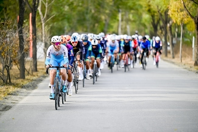 選手在比賽中展開(kāi)激烈角逐。主辦方供圖