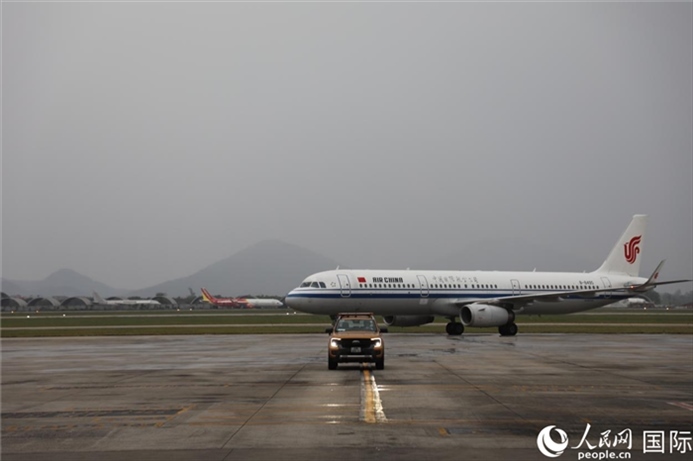國(guó)航上?！觾?nèi)首班飛機(jī)抵達(dá)河內(nèi)內(nèi)排機(jī)場(chǎng)。人民網(wǎng)記者 楊曄攝
