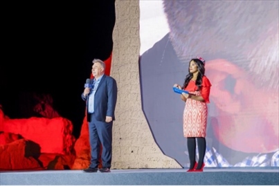 丹尼（左一）在“何以中國·五星出東方”網(wǎng)絡(luò)主題宣傳活動現(xiàn)場演講。人民視頻供圖