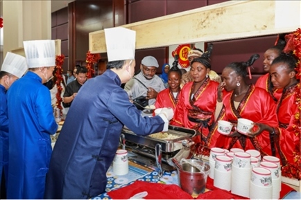 恩賈梅納大學(xué)孔子學(xué)院的學(xué)生們對(duì)中國(guó)餃子情有獨(dú)鐘。主辦方供圖