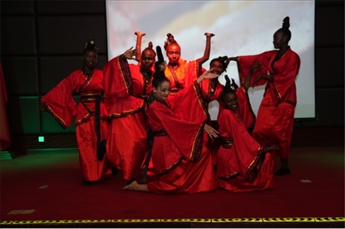 孔子學(xué)院的學(xué)生表演中國(guó)舞《昭君出塞》。主辦方供圖