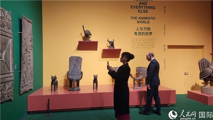 各國(guó)來(lái)賓參觀展覽