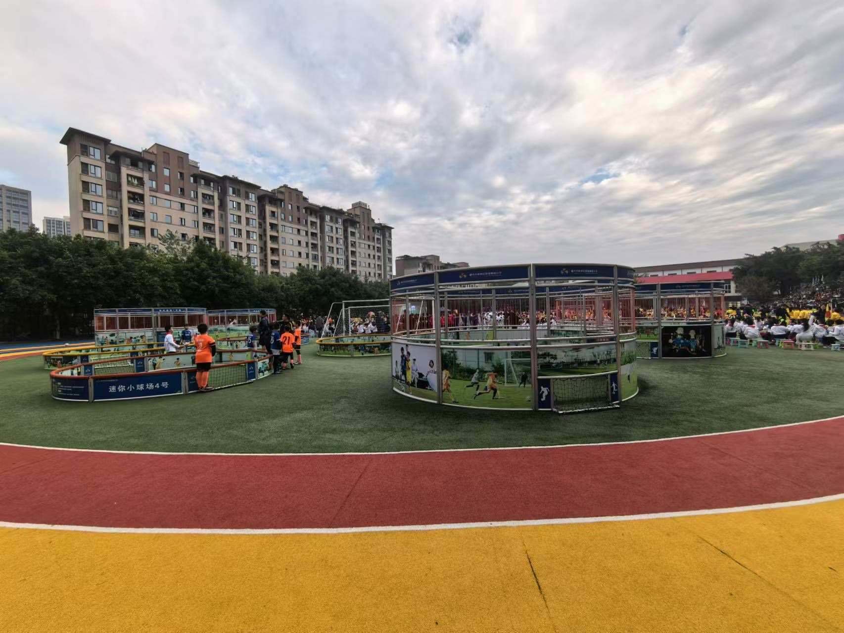 珊瑚魯能小學里的迷你足球場。 人民網記者 楊磊攝