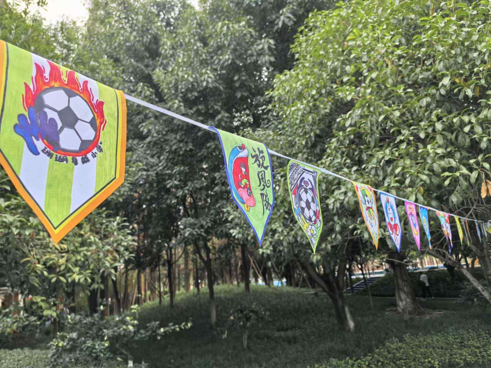 珊瑚魯能小學學生們手繪的“班超”隊徽。 人民網記者 楊磊攝