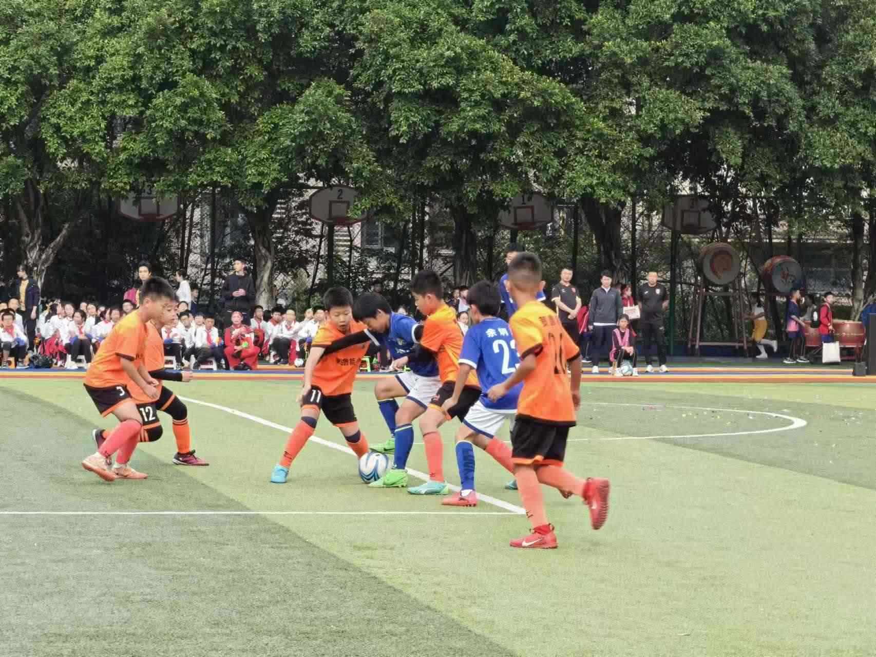 珊瑚魯能小學的學生們在進行足球比賽。 人民網記者 楊磊攝