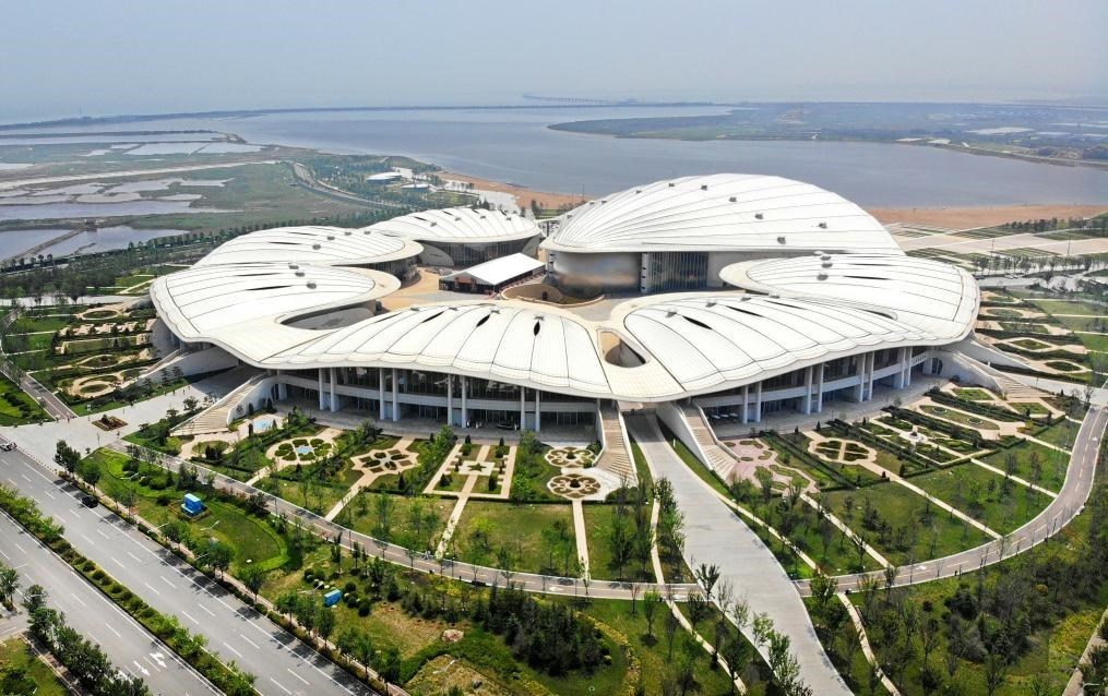 位于中國—上海合作組織地方經(jīng)貿(mào)合作示范區(qū)的青島·上合之珠國際博覽中心（2024年7月18日攝，無人機(jī)照片）。新華社記者李紫恒 攝