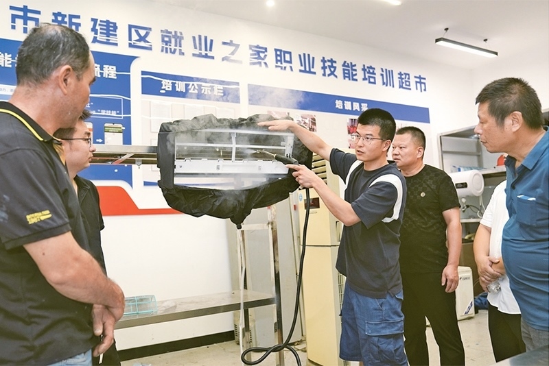 黨的二十屆三中全會(huì)強(qiáng)調(diào)，要健全終身職業(yè)技能培訓(xùn)制度。圖為2024年9月12日一位老師在給學(xué)員進(jìn)行家電清洗技術(shù)培訓(xùn)。 新華社記者 萬(wàn)象/攝