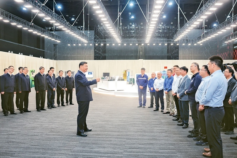 2024年10月17日至18日，中共中央總書記、國家主席、中央軍委主席習(xí)近平在安徽考察。這是17日下午，習(xí)近平在合肥濱湖科學(xué)城考察時(shí)，同現(xiàn)場科研人員和企業(yè)負(fù)責(zé)人親切交流。 新華社記者 鞠鵬/攝